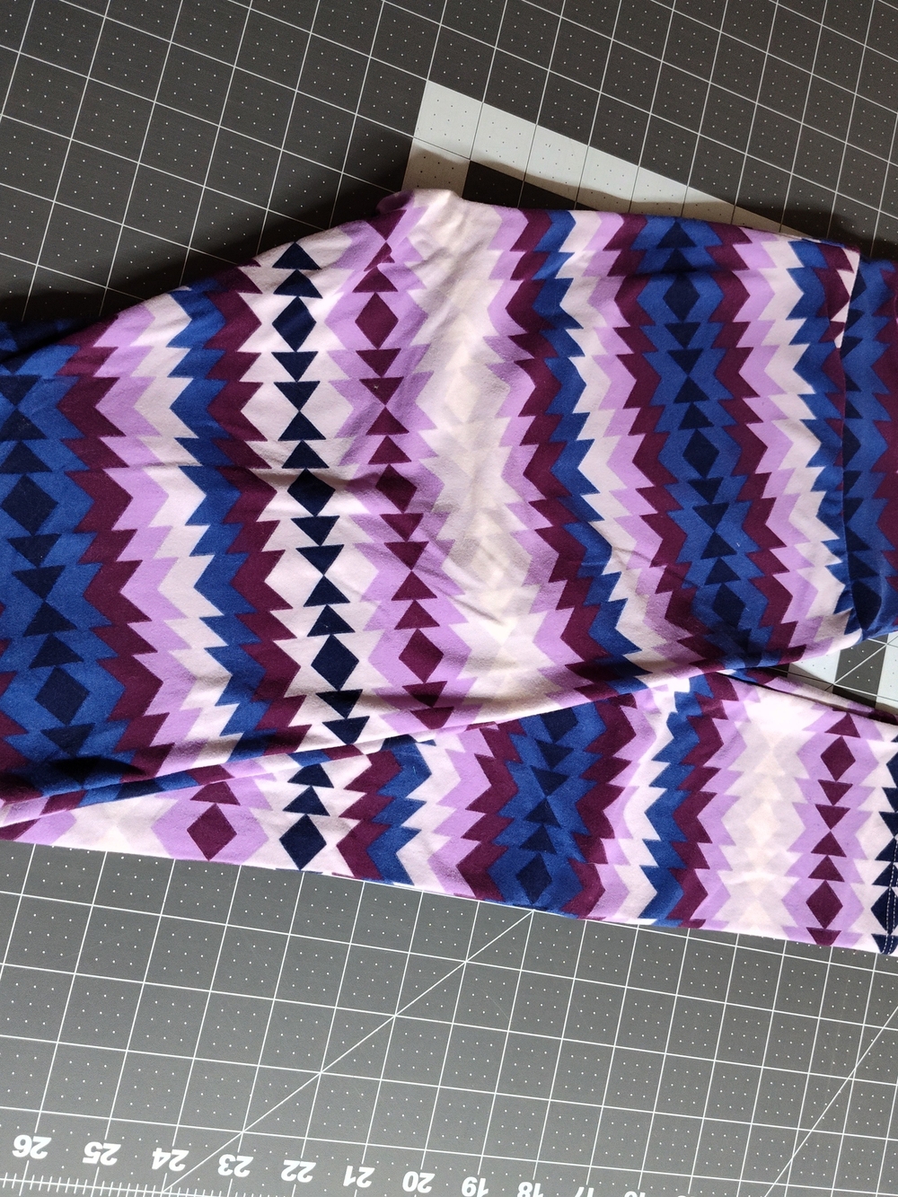 LuLaRoe One Size Purple and Blue Chevron Diamond Print Leggings
